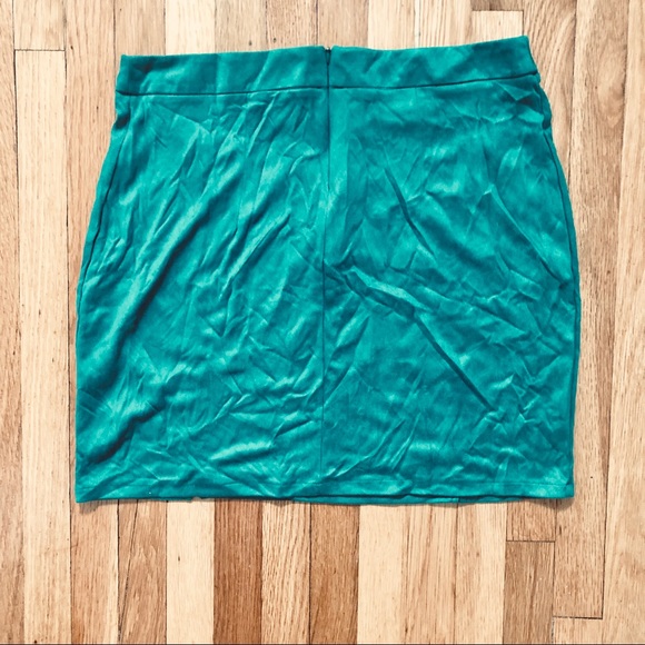 Green mini skirt - Picture 2 of 2